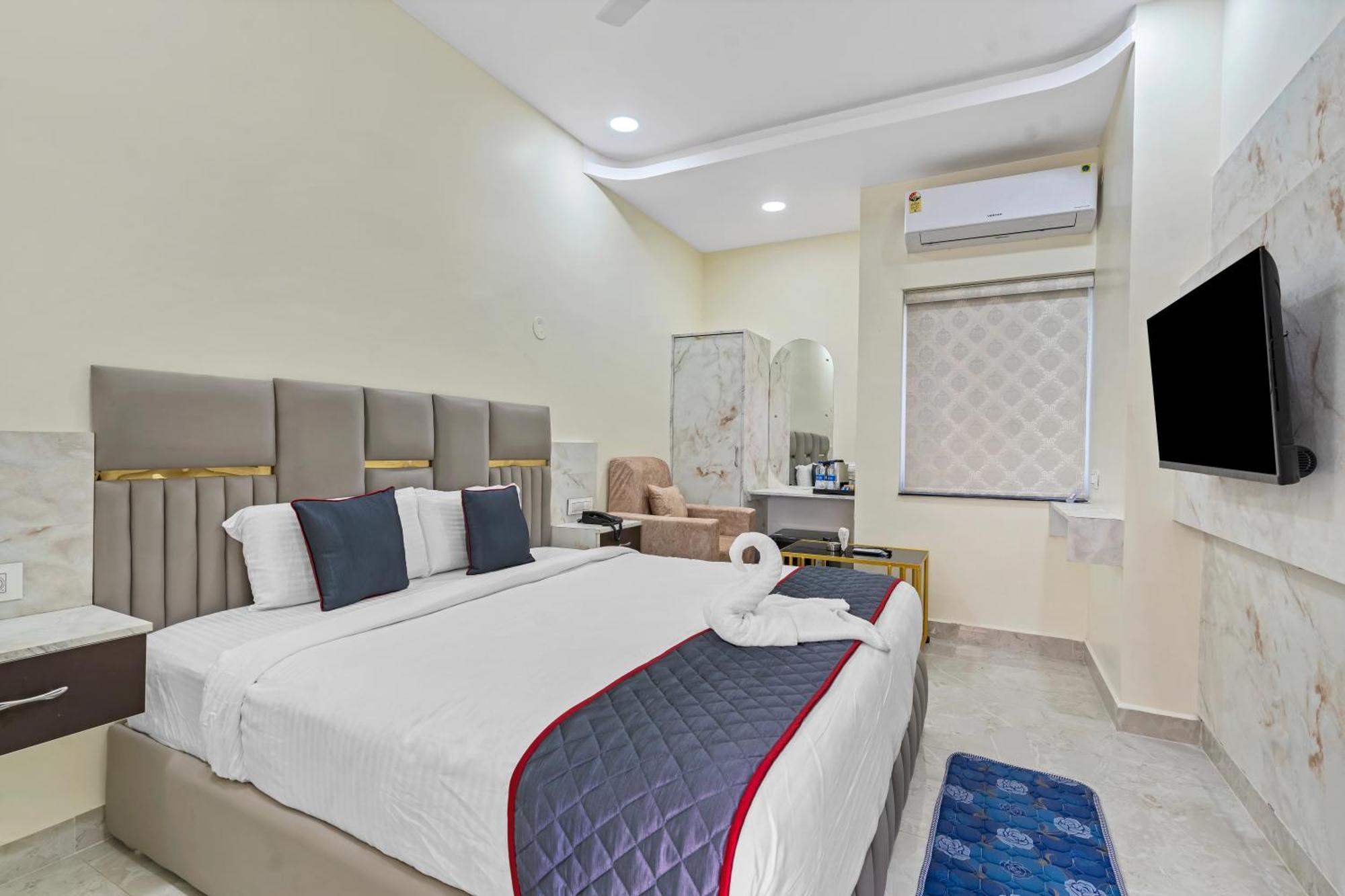 Hotel Sky Land Khammam Exteriör bild