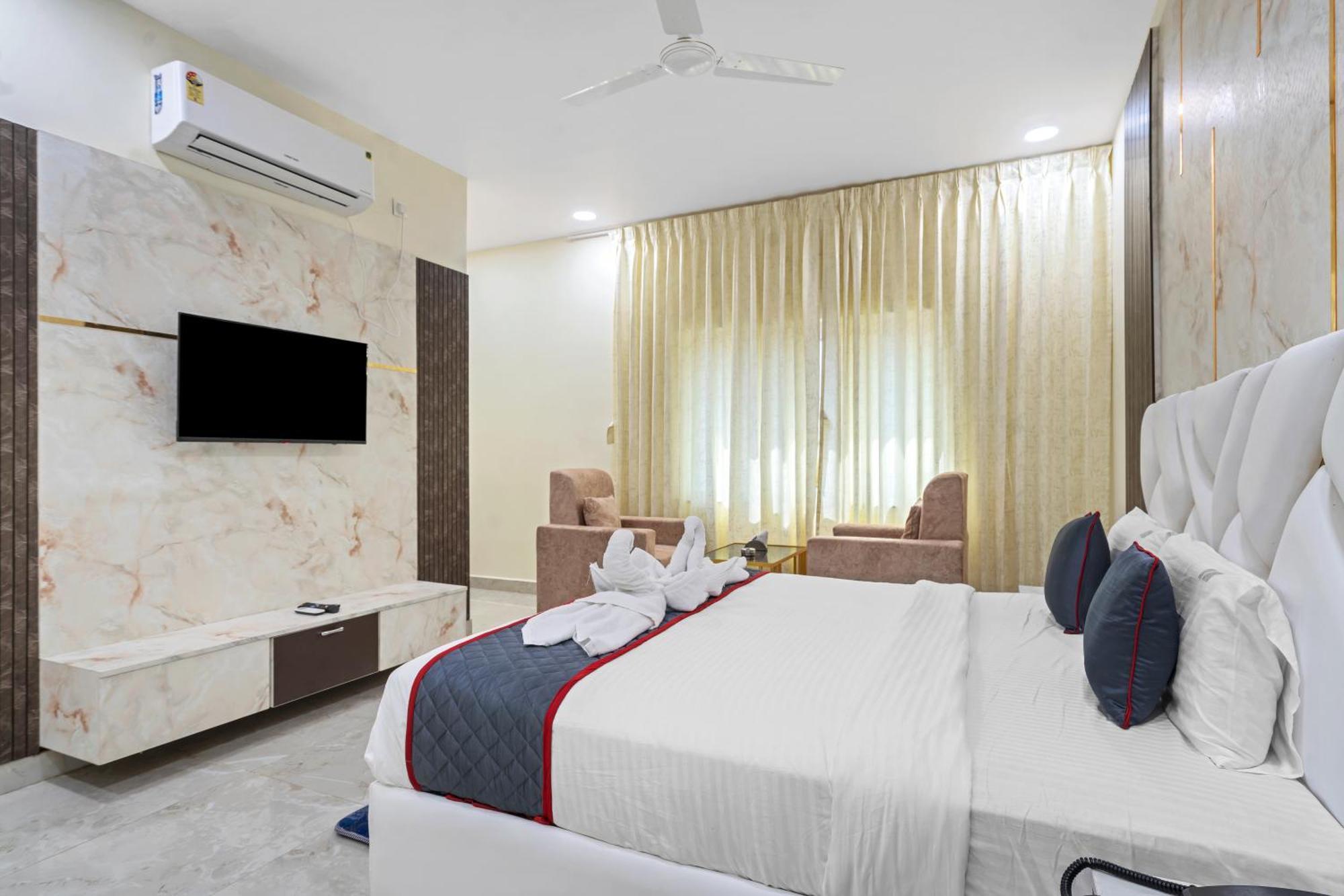 Hotel Sky Land Khammam Exteriör bild