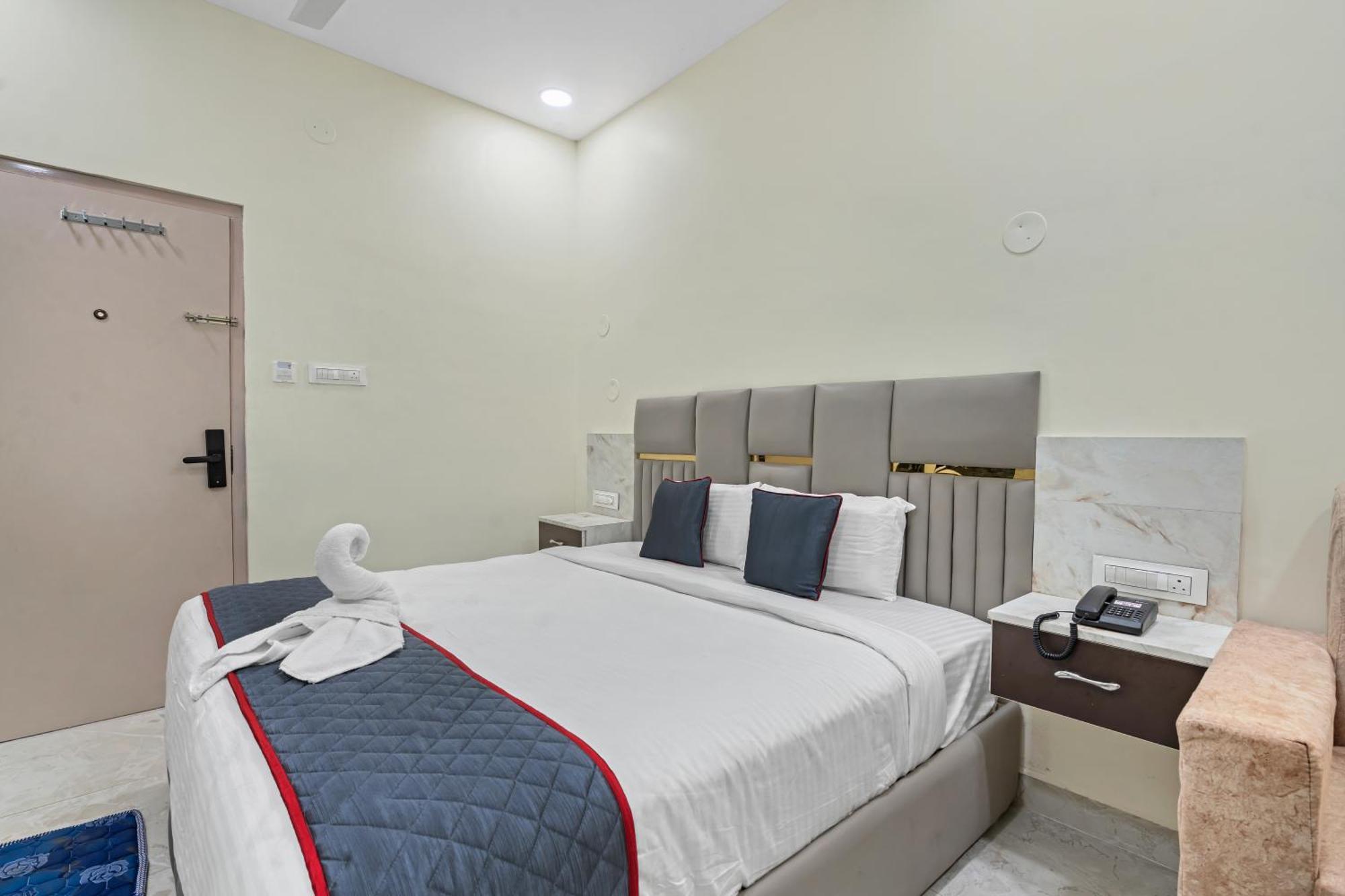 Hotel Sky Land Khammam Exteriör bild